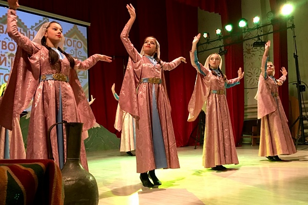 В честь празднования Дня народного единства 4 ноября в зале городского центра культуры города Южно-Сухокумска прошел Фестиваль народного творчества «Мой народ – моя гордость!».
