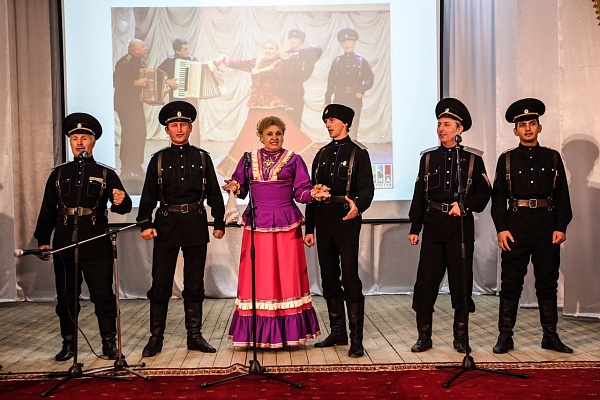 Сегодня в Центре культуры с.Тарумовка прошел XXVII Республиканский фестиваль народной песни и музыки «Лейся, песня народная!».