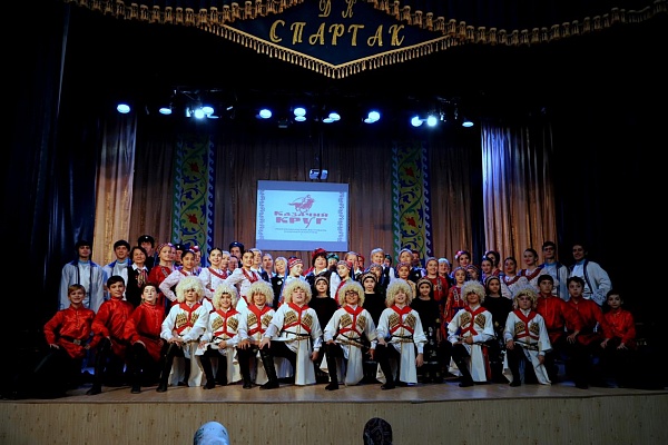 В городе Хасавюрте состоялся Республиканский фестиваль казачьей культуры «Казачий круг». Мероприятие прошло в Городском доме культуры «Спартак».
