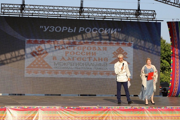 Концерт творческих коллективов и исполнителей «Узоры России» состоялся в Дагестане