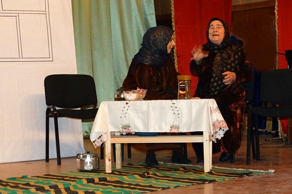 В конце сентября В Центре культуры села Унцукуль Унцукульского района народный театр показал юмористическую сценку по произведению Алжанат Абдулгамидовой «Сватовство». Режиссер постановщик Рукият Закариева.