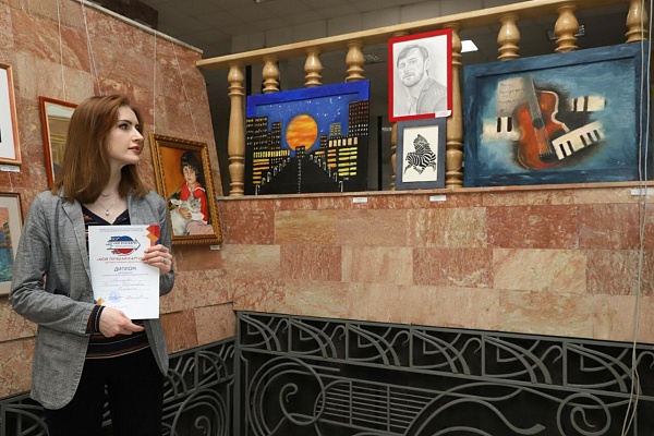 19 декабря в рамках форума-фестиваля  Рождественские встречи в Дагестане «Мир будущего» состоялось открытие выставки наивных художников «Моя лучшая картина».