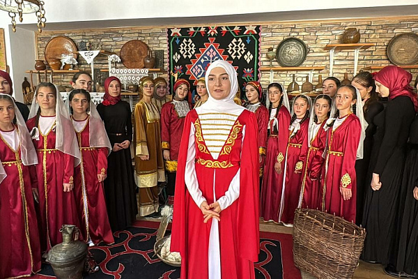  Школьники, молодежь принимали участие в литературных флешмобах,