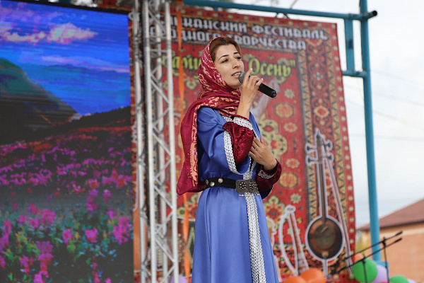 Под открытым небом, собрав сотни зрителей, в с. Магарамкент Магарамкентского района прошел Праздник лезгинской песни и музыки «Самурская осень»
