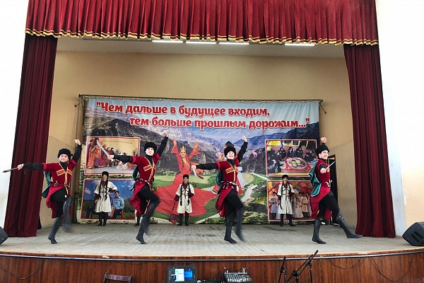 Народный хореографический ансамбль «Темирхан-Шура» Буйнакского района выступил в Центре традиционной культуры с.Гергебиль Гергебильского района.