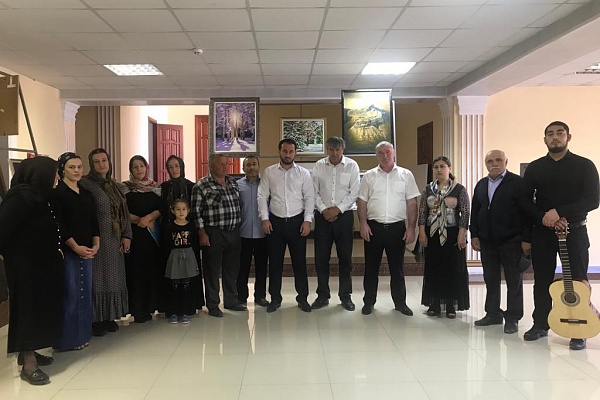 Передвижная выставка самодеятельных художников «Мир талантов» открылась в  Левашинском районе.