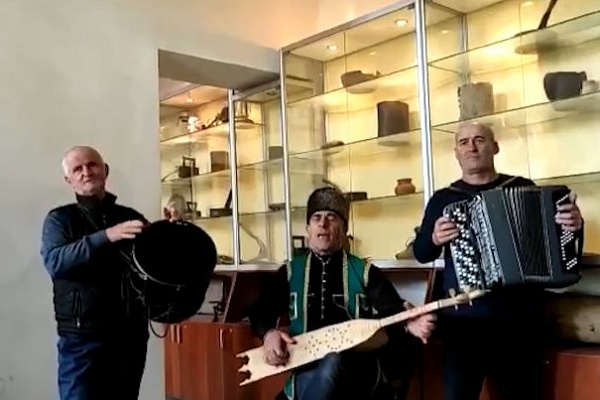 3 ноября  в пос. Шамилькала Унцукульского района состоялся Республиканский праздник исполнителей песни на пандуре памяти Махмуда из Кахабросо «Звучи, мой пандур!»