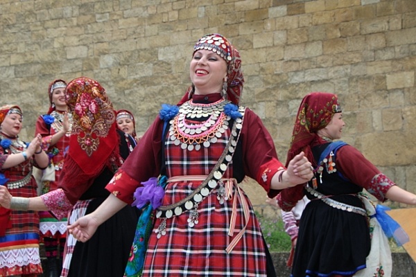 Участники VIII Международного фестиваля фольклора и традиционной культуры «Горцы» выступили в древнем Дербенте