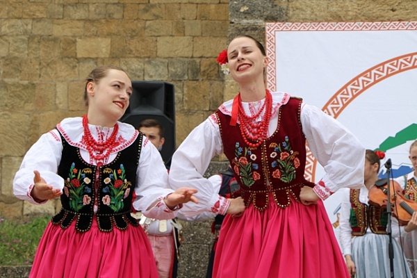 Участники VIII Международного фестиваля фольклора и традиционной культуры «Горцы» выступили в древнем Дербенте