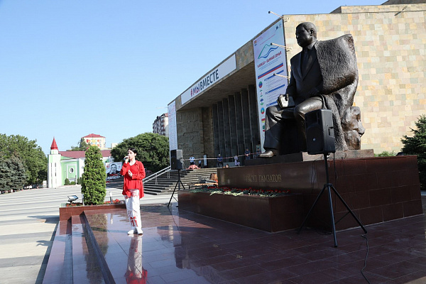 26 июня в рамках Межрегионального форума культурных традиций «Россия Расула» прошли праздничные мероприятия: концерт «Махачкала - перекресток культур», акция- концерт «Наш Расул», выставка «Аул мастеров».