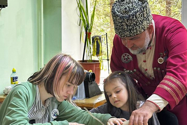 16 юных дагестанцев приняли участие в мастер-классе по унцукульской орнаментальной насечке