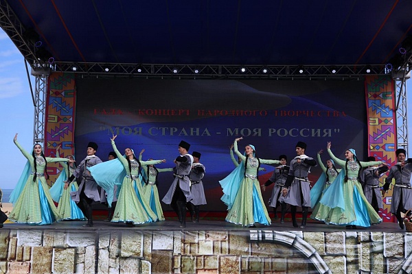 Фестивальные открытки «Журавли над Россией» и гала-концертом народного творчества «Моя страна – моя Россия».