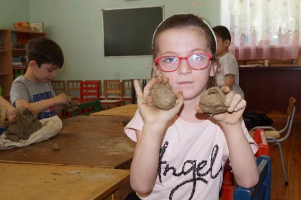 Специалист РДНТ Зухра Гарунова рассказала детям о своём ремесле.