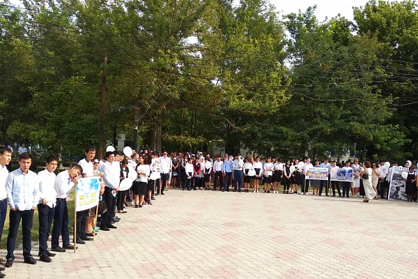 В Терекли- Мектеб В Ногайском районе перед Центром Традиционной культуры прошел митинг, посвященный дню солидарности в борьбе с терроризмом.