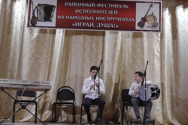 В Доме культуры Ахтынского района прошел ежегодный XVIII районный фестиваль исполнителей на народных инструментах «Играй, душа!»