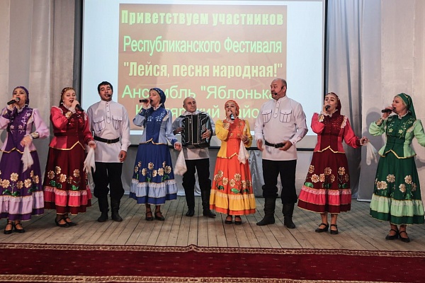 Сегодня в Центре культуры с.Тарумовка прошел XXVII Республиканский фестиваль народной песни и музыки «Лейся, песня народная!».
