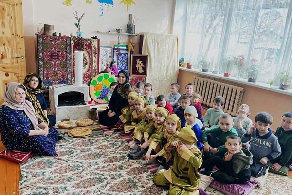 Республиканского дома народного творчества этноцентр «Кайтаги» совместно с МКДОУ№5 «Улыбка» Кайтагского района провели мероприятие «Волшебные узоры Кайтагской вышивки»