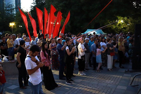 Каждый день по вечерам в приморском парке на площадке у Аварского театра в рамках IX Международного фестиваля фольклора и традиционной культуры «Горцы» проходят концерты «Фестивальные открытки».