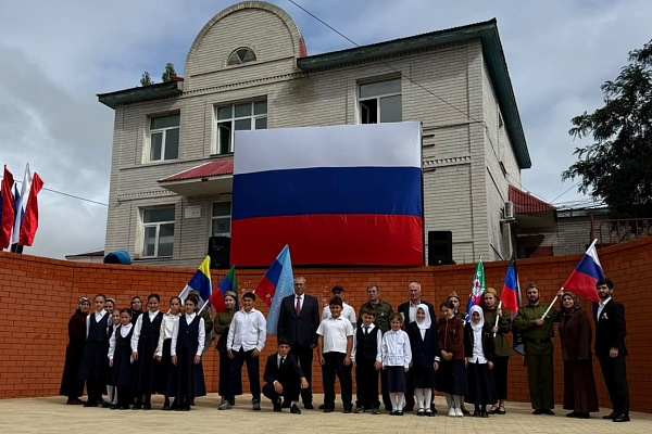 Республиканский дом народного творчества провел флешмоб ко Дню воссоединения новых регионов с Россией