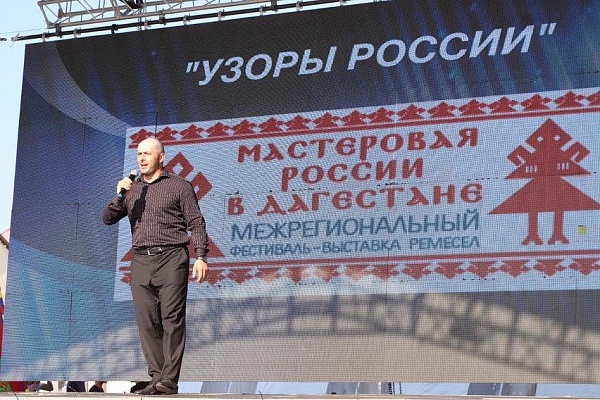 Концерт творческих коллективов и исполнителей «Узоры России» состоялся в Дагестане