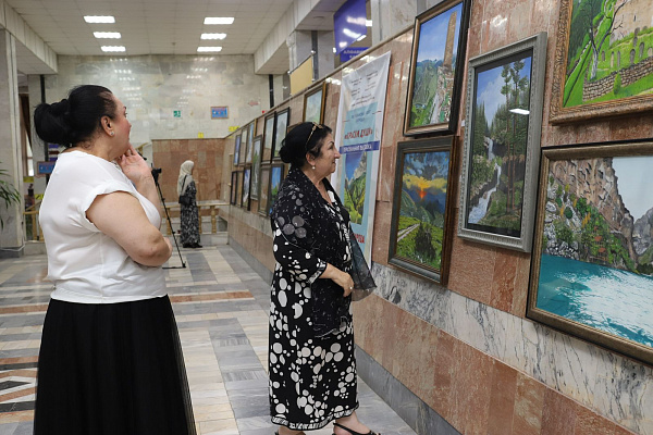 В Махачкале распахнула двери выставка «Краски души» художницы Патимат Омаровой