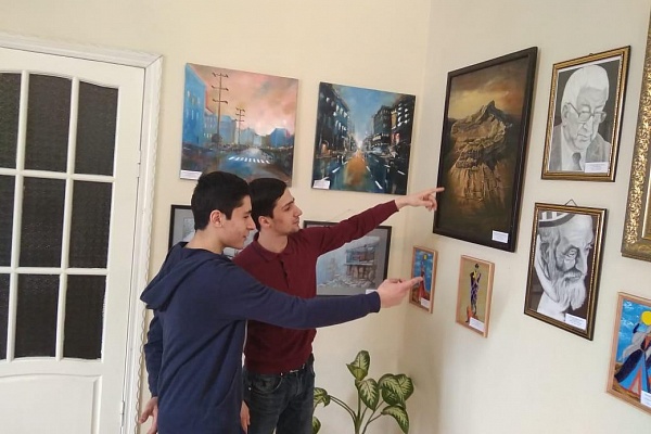 Сегодня в г.Хасавюрте  открылась  передвижная Республиканская фестиваль-выставка наивного изобразительного искусства «Мир талантов».