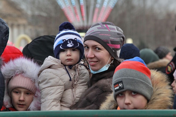 Дорогие друзья, с Новым годом Вас! Пусть этот год принесет удачу и  благополучие. Крепкого вам здоровья, мира и улыбок