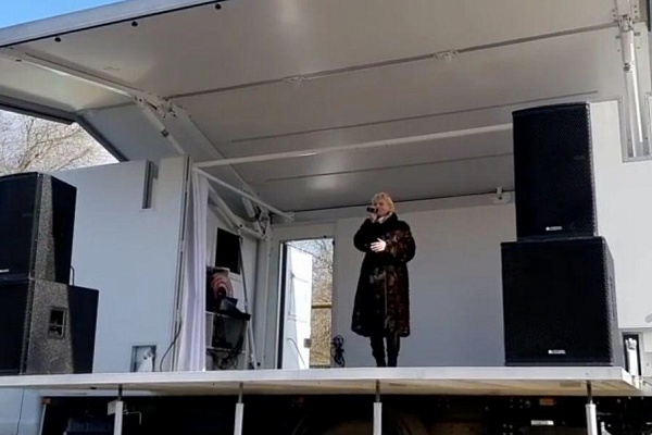 В рамках календаря мероприятий муниципальных образований РД артисты Центра культуры Кизлярского района на автоклубе выехали в село Нововладимировка. 
