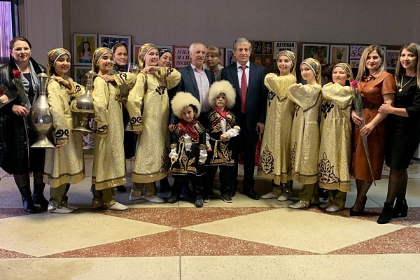 Выступление хореографического ансамбля «Хадум» Кизилюртовского района в Администрации г.Кизилюрта. 