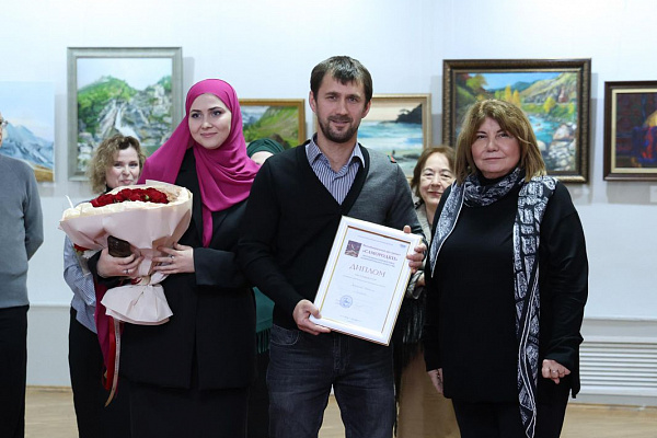 В Махачкале  открылась Республиканская выставка изобразительного искусства в рамках арт-проекта «Самородки»