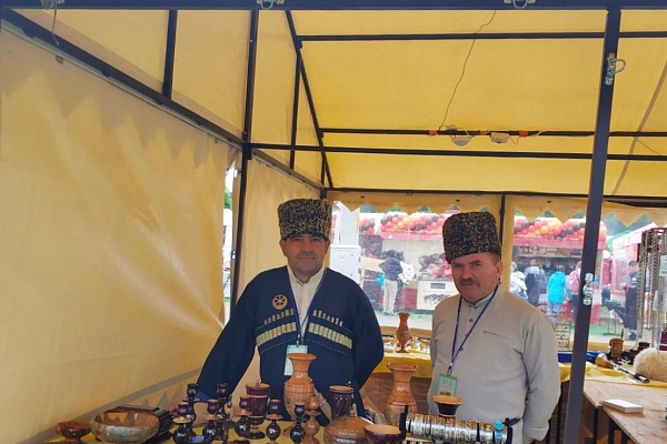 Мастер унцукульской насечки Магомедали Магомедалиев и мастер по изготовлению ювелирных изделий с.Кубачи Хидриильяс Ахмедов представили Дагестан на Международном фестивале «Александрия зазывает друзей», который прошел в Белоруссии.