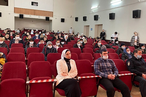 В зале Городского центра культуры Управлением культуры города Южно-Сухокумск организован показ короткометражного художественного фильма «Живи ради Бога!»