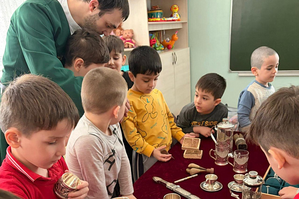 Республиканский дом народного творчества продолжает важную миссию — знакомить подрастающее поколение с культурным кодом Дагестана. Очередной выездной мастер-класс состоялся в Республиканском  центре социальной помощи семье и детям.