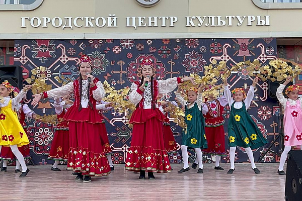  Школьники, молодежь принимали участие в литературных флешмобах,