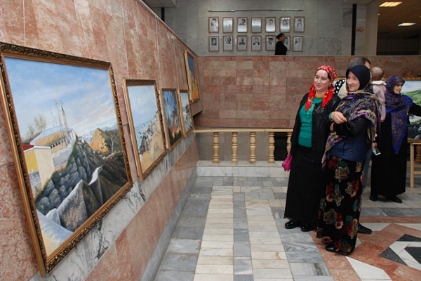 В Махачкале открылась персональная выставка художника-примитивиста Шапи Рабаданова