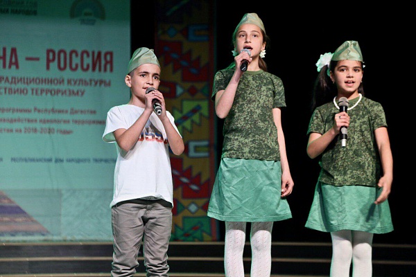 Сегодня сцена Дворца культуры «Дагестан» г.Махачкалы объединила участников сразу двух фестивалей.