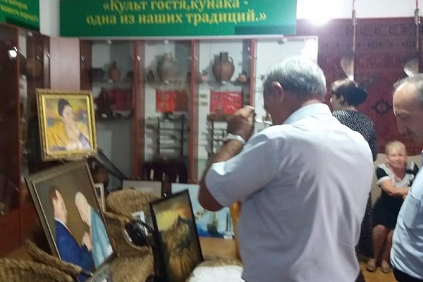 Передвижная выставка «Мир талантов» открылась в Кумторкалинском муниципальном культурно-досуговом центре.