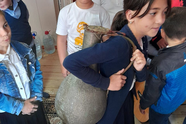 В Алходжакентском сельском доме культуры Каяентского района прошёл познавательный час для детей села под названием «Народным традициям жить и крепнуть»