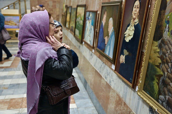 27 самодеятельных художников, 120 картин, месяцы кропотливой работы и вот сегодня состоялась самая большая фестиваль-выставка наивного изобразительного искусства «Мир талантов».