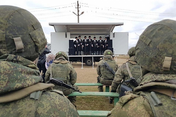 В рамках проекта «Творческий десант» 13 февраля мужской народный хор «Каякент» и солисты Новокаякентского Центра культуры МКУ «Управление культуры и искусства» Каякентского района выехал на стационарном передвижном автоклубе в Карабудахкентский район.