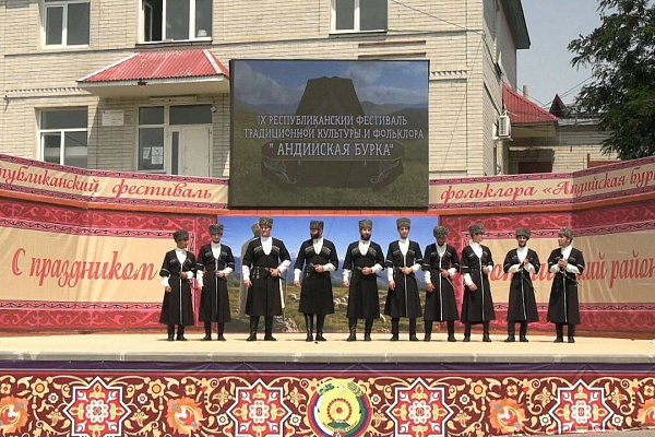 1 августа на центральной площади села Ботлих прошел IX Республиканский фестиваль «Андийская бурка» — событие, включенное в республиканский план Министерства культуры РД и Республиканского дома народного творчества.