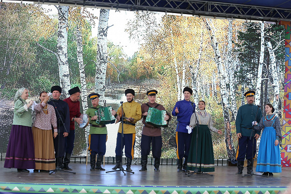 На площадке перед Аварским театром состоялись фестивальные мероприятия: гала-концерт «Этнокультурный Дагестан»