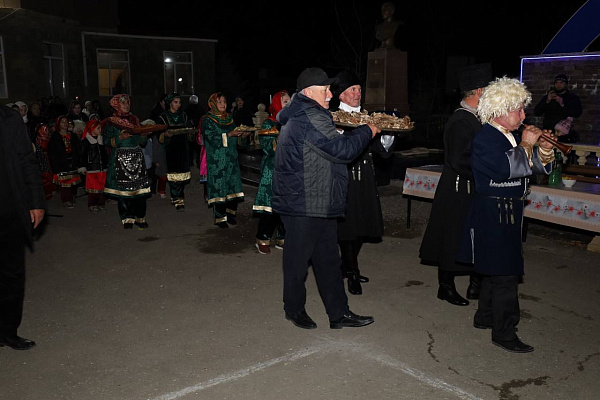 В эти весенние дни по всей республике красочно и ярко проходят праздники, посвященные встрече весны.   В рамках республиканского плана мероприятий Министерства культуры РД и Республиканского дома народного творчества в Лакском районе