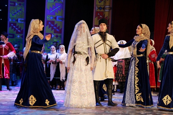 Гала-концертом «Традиция» торжественно открылся IV Международный фестиваль народного творчества  «Каспий – берега дружбы»