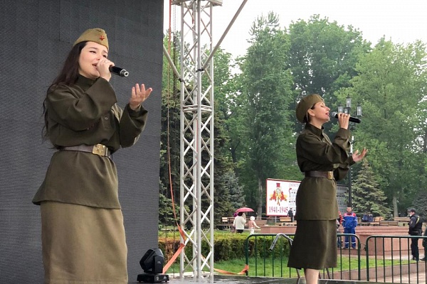 9 мая, в День Победы, в столице республике на площади им.Ленина прошел Республиканский фестиваль народной культуры «Традиции отцов»