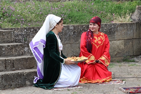 Участники VIII Международного фестиваля фольклора и традиционной культуры «Горцы» выступили в древнем Дербенте