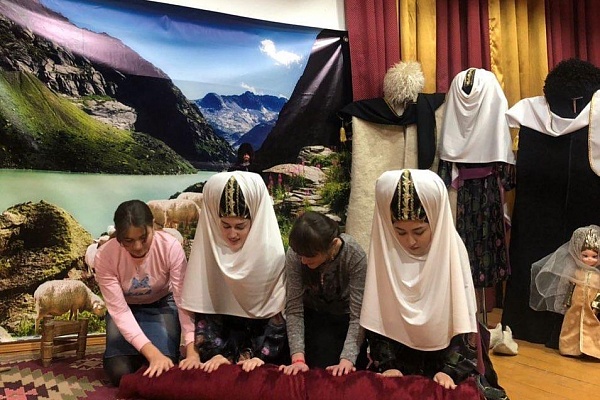 В рамках календаря культурных мероприятий культурно-досуговых учреждений муниципалитетов республики, 16 декабря в МКУ «Управление культуры» Ботлихского района прошёл мастер- класс по изготовлению андийской бурки.