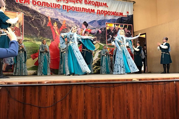 Народный хореографический ансамбль «Темирхан-Шура» Буйнакского района выступил в Центре традиционной культуры с.Гергебиль Гергебильского района.