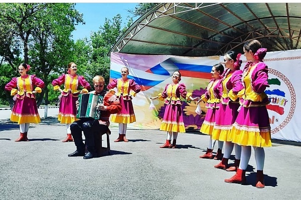 2 июля  в г. Кизляре, в Центре традиционной культуры народов России в рамках Международного фестиваля традиционной культуры и фольклора «Горцы» прошел Республиканский праздник казачьей культуры «Слава казачья» 