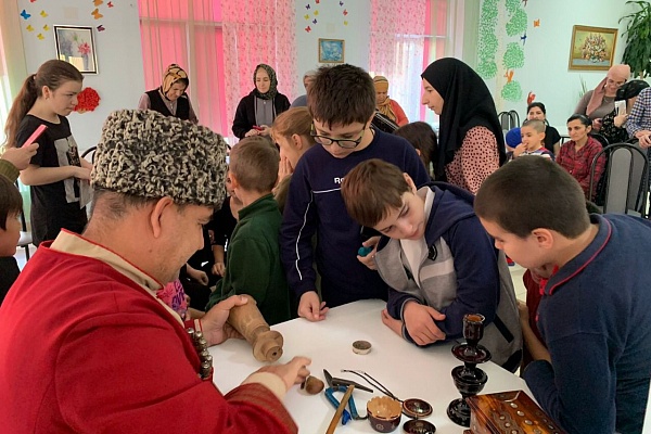 Накануне, 17 ноября, сотрудники РДНТ Магомедали Магомедалиев и Земфира Мусаева провели мастер-классы по унцукульской орнаментальной насечке металлом по дереву и балхарской керамике в Республиканском реабилитационном центре «Надежда».